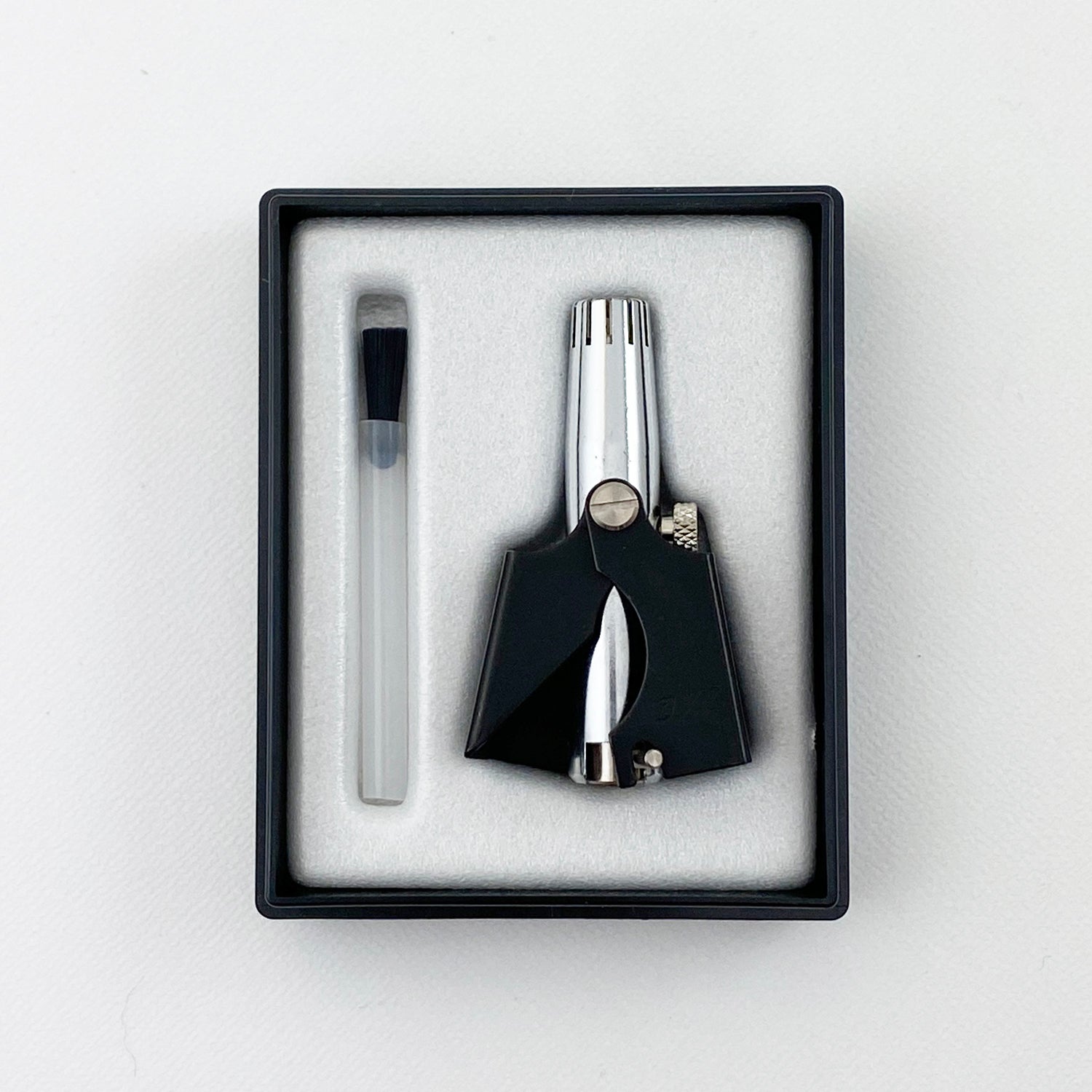 TKC鼻毛カッター(手動式) 「昭和」の時代から継承される昔ながらのお手入れが必要な鼻毛バリカン